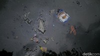 Begini penampakan sampah yang terlihat di sekitar Kali Cideng.