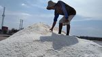 Petani Garam Surabaya Curhat Pendapatan Berkurang
