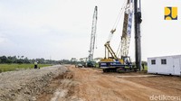 Pembangunan jalan akses dibagi menjadi dua bagian yakni area luar 4 km dan area pelabuhan 4 km. Sebagian lahan kini sudah dibersihkan dan siap dilanjutkan ke tahapan konstruksi. Pembangunan jalan sebagian besar akan menggunakan konstruksi layang dikarenakan kondisi tanah yang lunak. Dok. Kementerian PUPR.