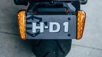 Sementara untuk penghubung ke aspal, Harley memasangkan ban Michelin Scorcher berukuran 180mm di belakang dan 120mm di depan. Ada juga sistem rem Anti-lock Braking System (ABS) dan Traction Control System (TCS) yang disematkan pada motor listrik Harley ini. Foto: Josh Kurpius/LiveWire Harley-Davidson
