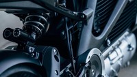 Sasis motor didesain agar menciptakan pergerakan motor yang lincah baik di jalan perkotaan ataupun jalan luar kota yang berbelok-belok. Untuk memperkuat rigiditas, Harley menggunakan frame aluminium. Foto: Josh Kurpius/LiveWire Harley-Davidson