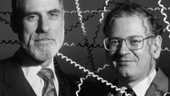 Vint Cerf & Robert Kahn, Bapak Internet. Pada tahun 1970, Vint Cerf, developer protokol ARPANET Network Control Program (NCP) bergabung dengan koleganya Robert Kahn dari Defense Advanced Research Projects Agency (DARPA). Mereka mendesain TCP/IP - Internet Protocol Suit. Kedua tokoh tersebut telah menerima begitu banyak penghargaan karena jasa mereka yang memang luar biasa sehingga dunia mengenal internet. Foto: istimewa