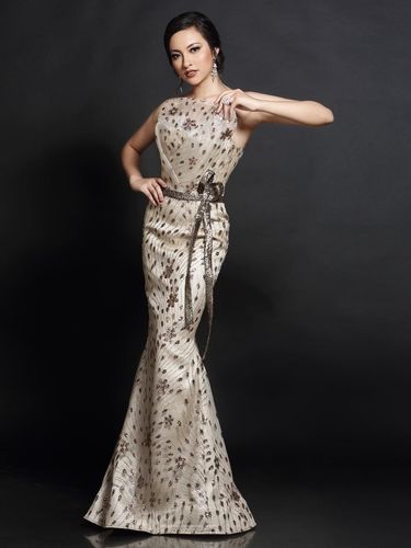 Penampilan Vania Herlambang dengan gaun malam di Miss International 2018