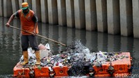 Sampah yang menumpuk membuat petugas harus bekerja ekstra.