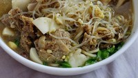 Sop bebalung dari Sasak Inayat ini disajikan dengan lontong. Enak disantap malam hari. Mau? Foto: Instagram @dickykuliner