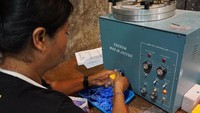 Kadek Ganda merupakan salah satu pengusaha yang berhasil bertahan dan mengembangkan produk-produk kerajinan perak di desanya.
