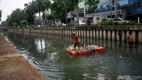 Aliran Kali Cideng terus dibersihkan dari sampah.