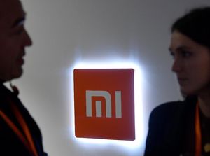 Xiaomi Pamer Desain Ponsel dengan Dua Lubang di Layar