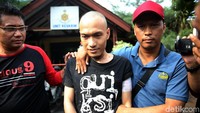 Melihat AKP Irawan terjatuh, pelaku mengejar polisi lain. Pelaku juga memecahkan kaca ruangan dengan golok.