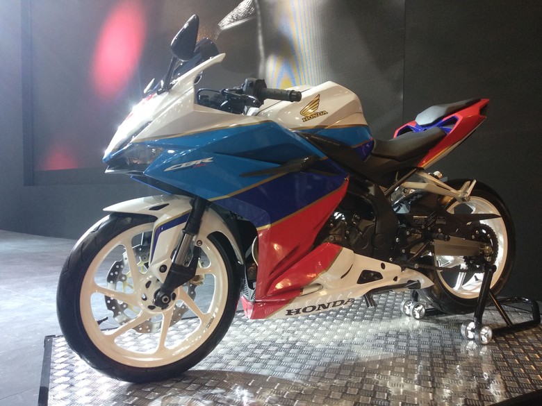 Modifikasi motor dengan stiker. Foto: Luthfi Anshori Modifikasi motor dengan stiker. Foto: Luthfi Anshori