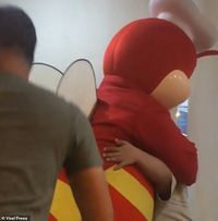 Terharu! Maskot Restoran Ini Hibur Pria Down Syndrome yang Makan Sendirian