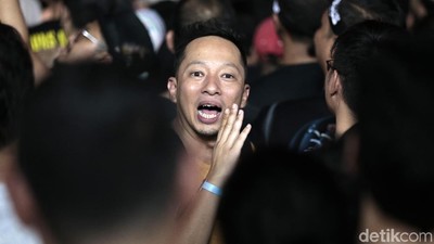 Sstt..Jangan Bilang Sabai! Ringgo Lagi Asyik Nonton GNR
