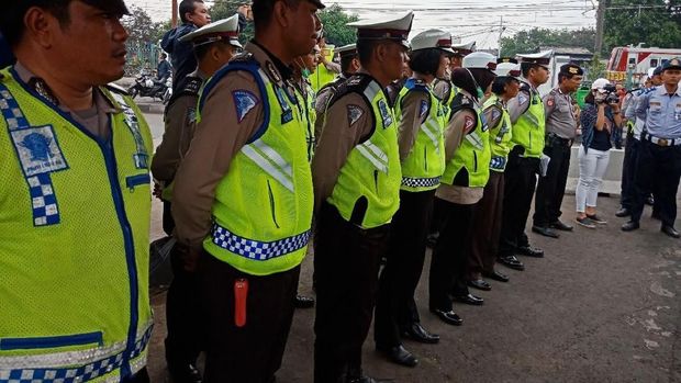 Operasi zebra di Pasar Minggu melibatkan 100 personel gabungan dari kepolisian, Dishub dan Satpol PP.