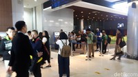 Pantauan detikFinance di lokasi, masalah tiket sudah mulai terlihat sejak pukul 21.05. Para calon penumpang sudah antre di depan vending machine untuk membeli tiket kereta pukul 21.12 WIB.