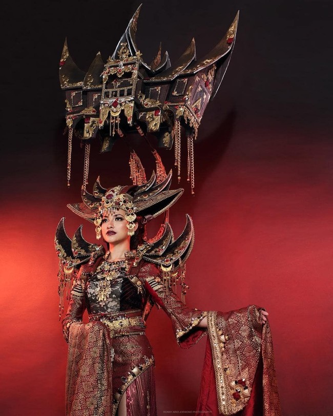 Dan inilah penampilan Vania Herlambang saat mengenakan kostum nasional bertajuk ‘Dynamism of Rumah Gadang’ karya perancang Dynand Fariz. Kostum yang dipakainya ini beratnya mencapai 20 Kg. Foto: Instagram