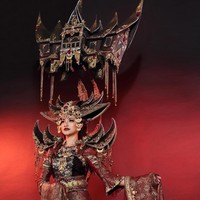 Dan inilah penampilan Vania Herlambang saat mengenakan kostum nasional bertajuk ‘Dynamism of Rumah Gadang’ karya perancang Dynand Fariz. Kostum yang dipakainya ini beratnya mencapai 20 Kg. Foto: Instagram