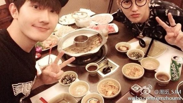 Makan Hotpot dan Es Krim, Begini Manisnya Pose Kulineran Kris Wu