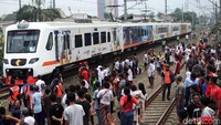 Berdasarkan keterangan VP Komunikasi PT KCI Eva Chairunisa, penghentian perjalanan KRL itu untuk sementara dimatikan sejak pukul 10.30 WIB.