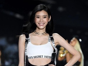 Pernah Jatuh di Panggung, Ini Aksi Model China di Show Victorias Secret