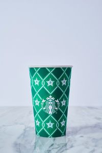4 Desain Terbaru Red Cup Meriahkan Musim Liburan Tahun Ini