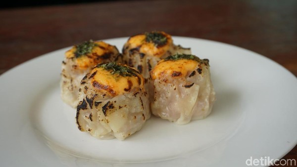 Yummy, Sore-sore Enaknya Ngemil Dimsum Bercocol Saus Cabai