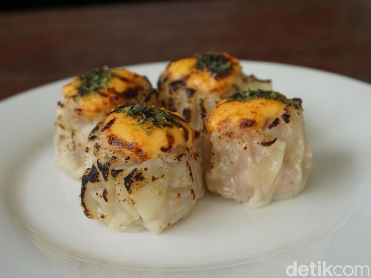Yummy, Sore-sore Enaknya Ngemil Dimsum Bercocol Saus Cabai