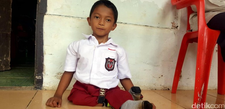 Semangat Bocah Merangkak ke Sekolah, Kepsek: Bangga Didik Adul Semangat Bocah Merangkak ke Sekolah, Kepsek: Bangga Didik Adul