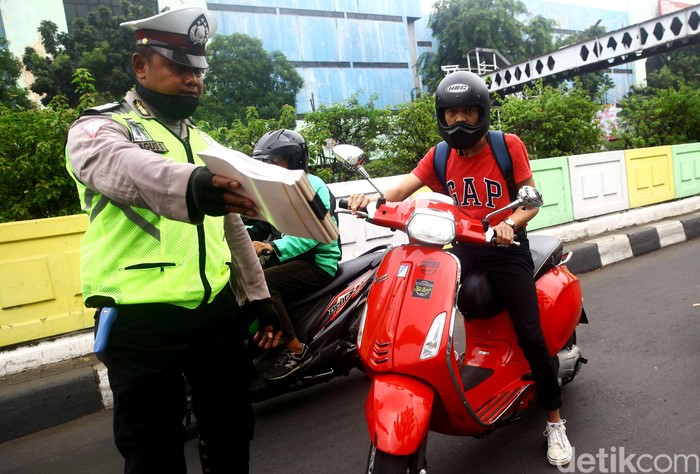 11 Hari sudah Operasi Zebra Jaya diberlakukan oleh Ditlantas Polda Metro Jaya. Untuk memberikan efek jera para pelanggar lalin disidang langsung di tempat.