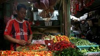 Pasar Kebon Melati diketahui merupakan salah satu pasar tradisional yang masih bertahan di Jakarta. Pedagang sayur, buah hingga kebutuhan pokok lainnya berkumpul di pasar itu.