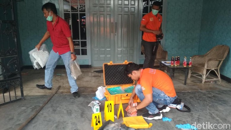 Polisi Sita 8 Kantong Alat Bukti Baru Pasutri Tewas di Tulungagung Polisi Sita 8 Kantong Alat Bukti Baru Pasutri Tewas di Tulungagung