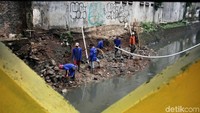 Sejumlah orang tengah sibuk melakukan pengerjaan normalisasi turap anak Kali Grogol, Kebayoran Baru, Jakarta Selatan, Jumat (9/11/2018).