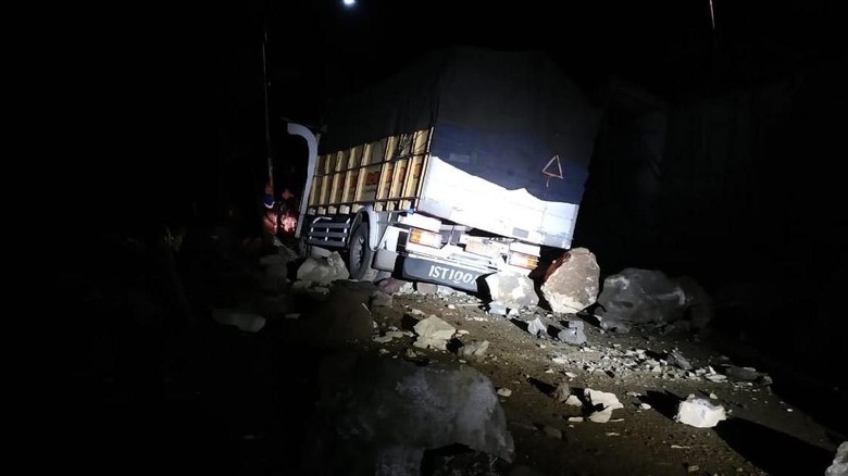 Sebuah Truk Tertimpa Material Longsor di Jalan Nasional Trenggalek Sebuah Truk Tertimpa Material Longsor di Jalan Nasional Trenggalek