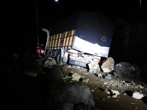 Sebuah Truk Tertimpa Material Longsor di Jalan Nasional Trenggalek