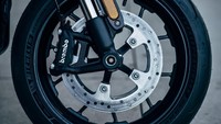 Untuk menghentikan laju motor, LiveWire menggunakan rem dari Brembo dengan cakram berdiameter 300 mm. Foto: Josh Kurpius/LiveWire Harley-Davidson