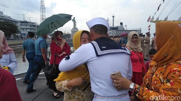 Awak KRI Bima Suci bertemu keluarganya/