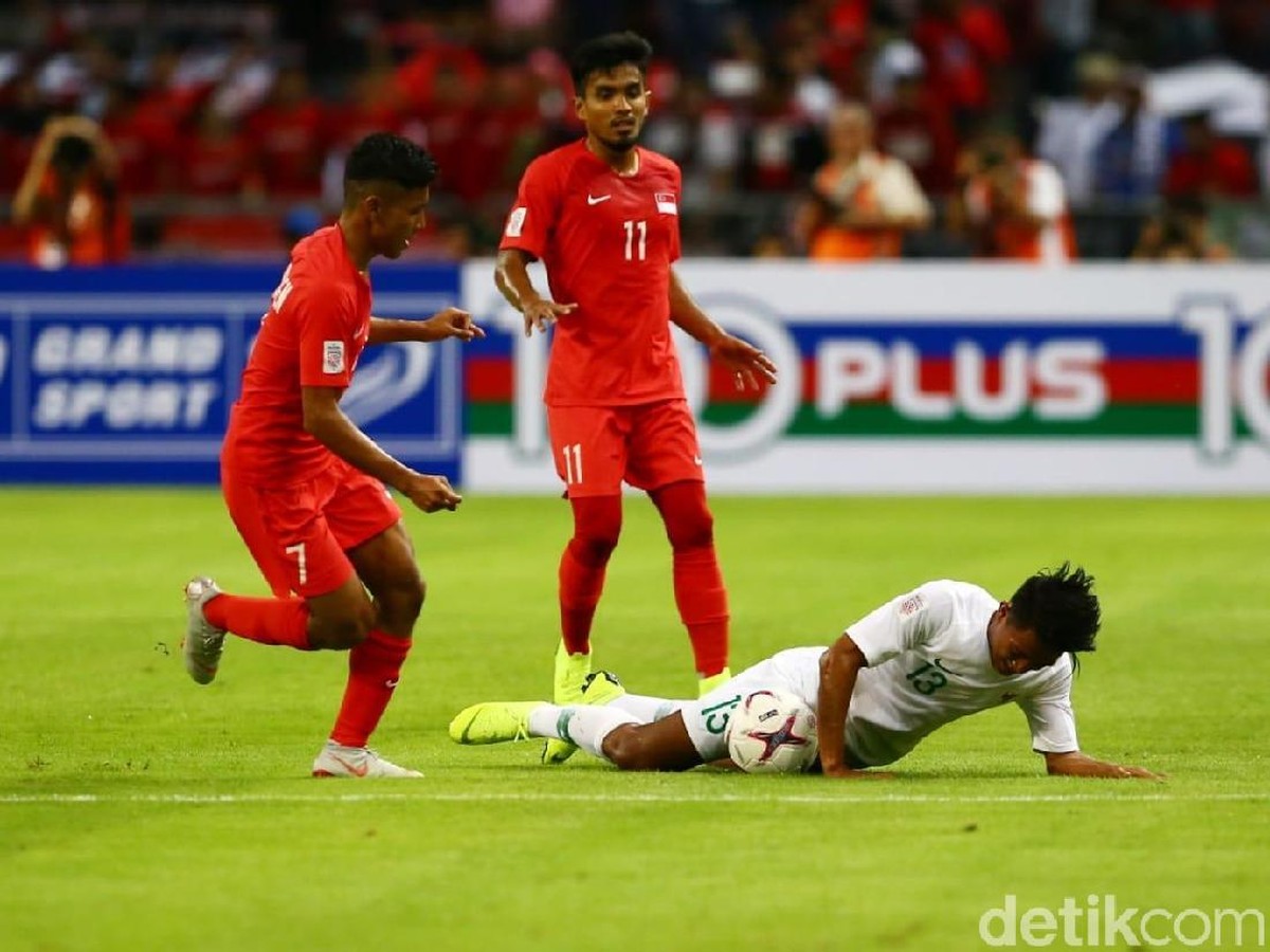 Febri Hariyadi terjatuh di laga Singapura vs Indonesia. (Foto: Pradita Utama/detikcom)