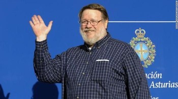 Ray Tomlinson, Bapak Email. Ray kuliah di Massachusetts Institute of Technology. Lalu bekerja di perusahaan Bolt Beranek and Newman, sekarang Raytheon BBN Technologies. Di sana, Ray menemukan cara mengirim pesan antara orang satu dengan lainnya di komputer dan server berbeda. Program itu bekerja di jaringan komputer ARPANET (Advanced Research Project Agency Network), cikal bakal internet. Penemuan tahun 1971 itu diakui secara luas sebagai awal mula email. Tomlinson juga dikenal sebagai penemu lambang @. Foto: istimewa