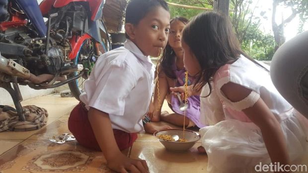 Merangkak Ke Sekolah, Adul Bercita-cita Jadi Pemadam Kebakaran