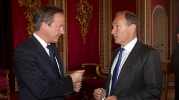 Berbincang bersama mantan Perdana Menteri Inggris, David Cameron. Tak terhitung banyaknya penghargaan yang diterima Berners Lee. Salah satu yang bergengsi adalah Turing Award pada tahun 2016. Juga Greatest Britons atau Orang Inggris Terhebat pada tahun 2004. Foto: Getty Images