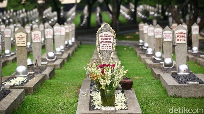 Petugas melakukan perawatan di Taman Makam Pahlawan Kalibata, Jakarta, Jumat (9/11/2018). Menjelang peringatan hari Pahlawan pada 10 November, Taman Makam Pahlawan Kalibata terus bersolek.
