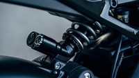 Pada kaki-kakinya, Harley memasang suspensi Showa yang bisa diatur. Foto: Josh Kurpius/LiveWire Harley-Davidson