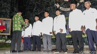 Anies mengalungkan sarung kepada marbut masjid dan musala yang akan pergi umrah.