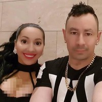 Anna dan Lucy yang tinggal di Perth ini ternyata juga sangat saling terbuka dengan bagian lain yang tidak biasa dalam hidup mereka. Bahkan, mereka berbagi pacar bernama Ben. Foto: Instagram @annalucydecinque