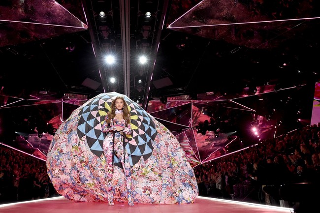 Model  23 tahun itu juga tampil dengan lingerie bergaya jumpsuit yang penuh motif floral. Lingerie tersebut juga dilengkapi ‘sayap’ seperti parasut yang bermekaran. Foto: Getty Images