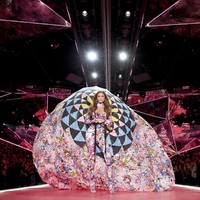 Model  23 tahun itu juga tampil dengan lingerie bergaya jumpsuit yang penuh motif floral. Lingerie tersebut juga dilengkapi ‘sayap’ seperti parasut yang bermekaran. Foto: Getty Images