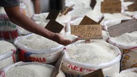 Harga beras medium di Pasar Induk Beras Cipinang (PIBC) mengalami kenaikan dari Rp 8.700 per kilogram (kg) menjadi Rp 9.150 hingga Rp 10.200 per kg. Kenaikan tersebut dikarenakan stok beras yang menipis.