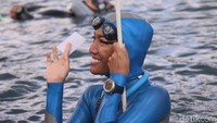 Ketika naik ke permukaan, para freediver ini memperlihatkan kartu putih ke juri seperti yang dilakukan atlet asal Indonesia, Nikita Fima Atriyu ini. Setelah dinyatakan menang, selebrasi pun dilakukan (Agus Setyadi/detikTravel)
