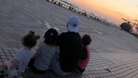 Vissel Kobe sendiri merupakan klub asal Kota Kobe. Suatu kota pesisir yang cantik di Jepang, Iniesta saja mengajak anak-anaknya menikmati sunset di sana (Instagram/andresiniesta8)