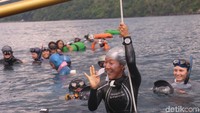 Salah satu atlet tampak menunjukkan kartu putih ke juri. Nah, ada dua juara umum pada SIFC kali ini, yaitu pria asal China, Jin Wang dan ratu freediving dari Rusia, Marianna Gillespie (Agus Setyadi/detikTravel)