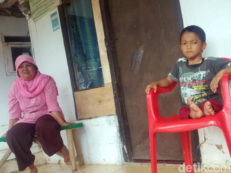 Luar Biasa, Bocah Ini Tetap Semangat Sekolah Meski Merangkak 3 Km Luar Biasa, Bocah Ini Tetap Semangat Sekolah Meski Merangkak 3 Km